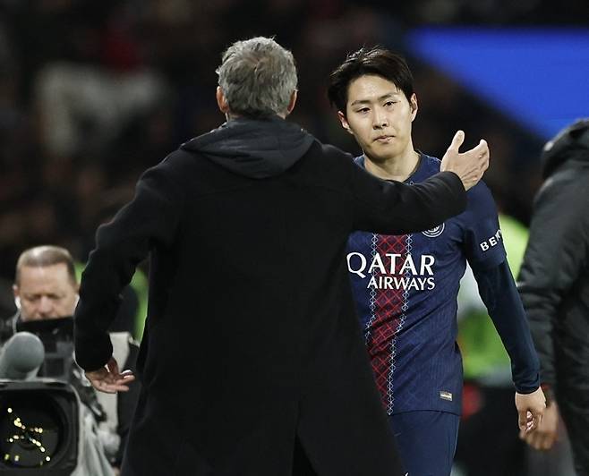 파리 생제르맹 대 툴루즈 - 이강인이 교체된 후 루이스 엔리케 감독과 악수하고 있다. REUTERS