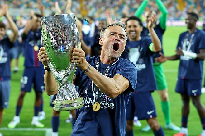 루이스 엔리케 PSG 감독이 UEFA 슈퍼컵 우승을 달성한 뒤 트로피를 들고 기뻐하고 있다. Getty Images코리아