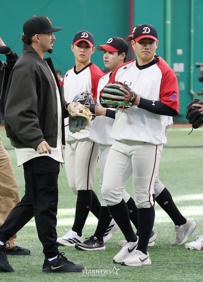 미국 메이저리그 프로야구(MLB) 샌프란시스코 자이언츠가 7일 경기도 이천 LG 챔피언스파크에서 휘문고 및 덕수고 선수 60여 명을 초청해 야구 클리닉을 열었다. 덕수고 엄준산이 아다메스의 지도하에 수비 훈련을 지도하고 있다. 이날 행사에는 래리 베어 회장, 버스터 포지 사장, 토니 비텔로 감독, 이정후, 윌리 아다메스, 황재균 등이 참석했다. /사진=김진경 대기자