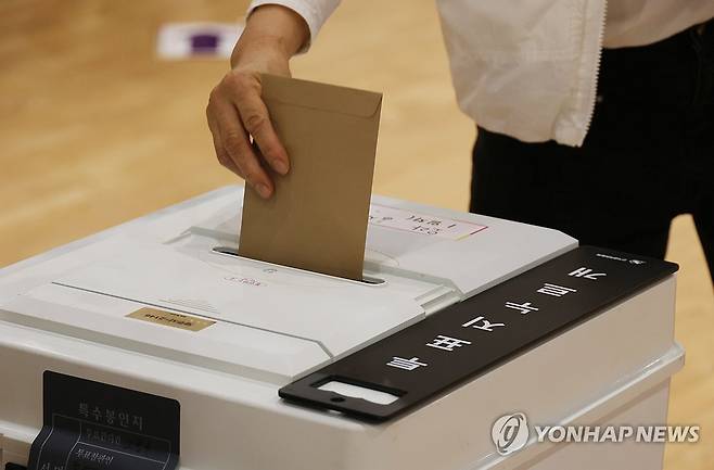 제주서도 소중한 한표 행사 (제주=연합뉴스) 변지철 기자 = 제9회 전국동시지방선거 사전투표일인 29일 제주시 한라체육관 보조경기장에 마련된 사전투표소에서 유권자들이 기표한 투표지를 투표함에 넣고 있다. 2026.5.29 bjc@yna.co.kr