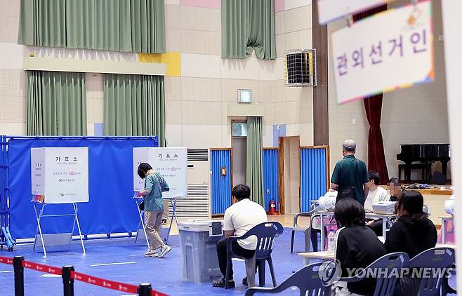 사전투표 둘째 날 소중한 한표 (청주=연합뉴스) 김형우 기자 = 제9회 전국동시지방선거 사전투표 둘째 날인 30일 오전 충북 청주시 상당구 중앙동 사전투표소인 주성초등학교 주성관에서 유권자가 투표하고 있다. 2026.5.30 vodcast@yna.co.kr