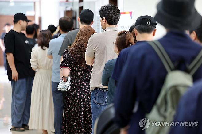 사전투표소 찾은 유권자들 (대구=연합뉴스) 김현태 기자 = 30일 대구 달성군 유가읍 행정복지센터에 마련된 사전투표소에서 유권자들이 투표를 하기 위해 기다리고 있다. 2026.5.30 mtkht@yna.co.kr