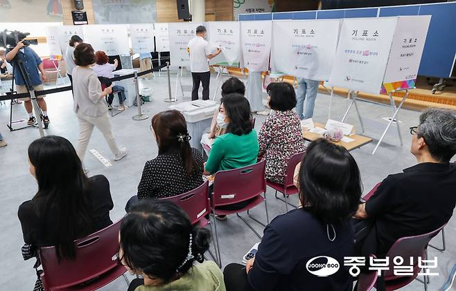 제9회 전국동시지방선거 및 국회의원 재보궐선거 사전투표 첫날인 29일 오전 수원시 영통구 광교1동 행정복지센터에 마련된 사전투표소에서 시민들이 투표하고 있다. 임채운기자