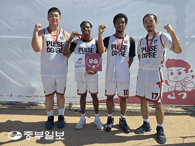 2026 위너볼 3X3 농구대회 외국인부 우승을 차지한 펄스코어B팀. 왼쪽부터 이동진(한국·중국), Amir(미국), Koa(미국), 정수환(한국·스웨덴) 선수. 이준도기자