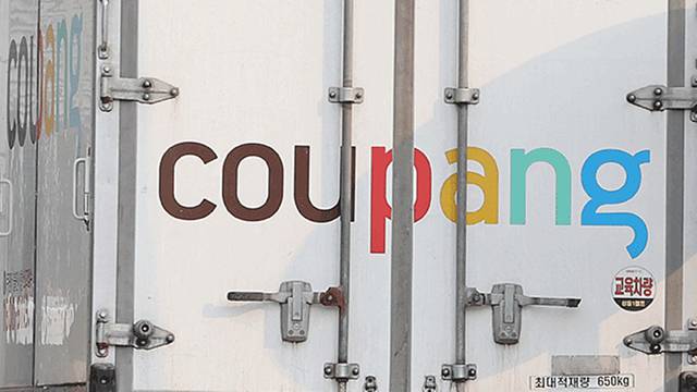 대형마트 새벽배송 허용과 평일 휴업을 담은 유통산업발전법 개정안이 지방선거 이후 본격 논의될 전망이다. 사진은 쿠팡 차량. 연합뉴스