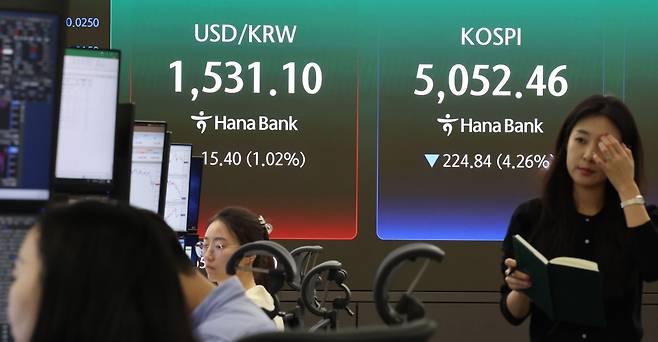 31일 오후 서울 중구 하나은행 딜링룸에서 딜러들이 업무를 하고 있다.코스피는 전 거래일(5277.30)보다 224.84포인트(4.26%) 하락한 5052.46에 마감했고 서울 외환시장에서 원·달러 환율은 전 거래일(1515.7원)보다 14.1원 오른 1530.1원에 주간 거래를 마감했다.(뉴시스)
