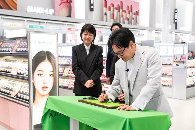 이재현 CJ그룹 회장이 29일(현지 시간) 오픈한 미국 최초 올리브영 매장 ‘로스앤젤레스(LA) 패서디나점’ 현판식에 참석해 축하 메시지를 남기고 있다.(CJ 제공)
