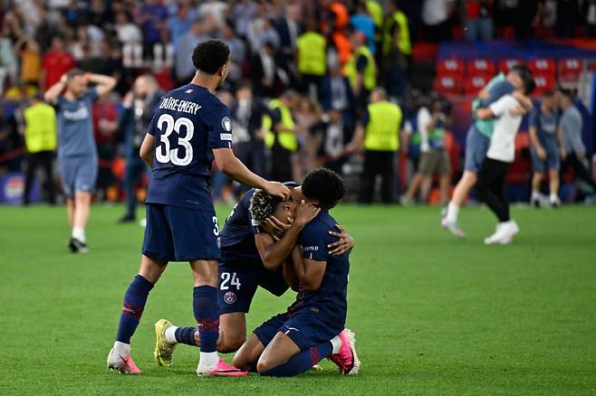 PSG 선수들이 승부차기 끝에 우승을 확정지은 뒤 기쁨의 눈물을 흘리고 있다. 사진=AP PHOTO