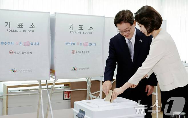 이재명 대통령과 김혜경 여사가 제9회 전국동시지방선거 사전투표 첫날인 29일 서울 삼청동 주민센터에 마련된 사전투표소에서 투표하고 있다. 2026.5.29 ⓒ 뉴스1 허경 기자