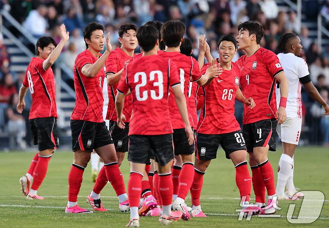 대한민국 축구대표팀 조규성이 30일(현지시간) 미국 유타주 솔트레이크시티 브리검 영 대학교 BYU 사우스필드 경기장에서 2026 국제축구연맹(FIFA) 북중미 월드컵 앞두고 열린 대한민국과 트리니다드 토바고의 평가전에서 멀티골을 넣고 동료들과 기뻐하고 있다. 2026.5.31 ⓒ 뉴스1 임세영 기자