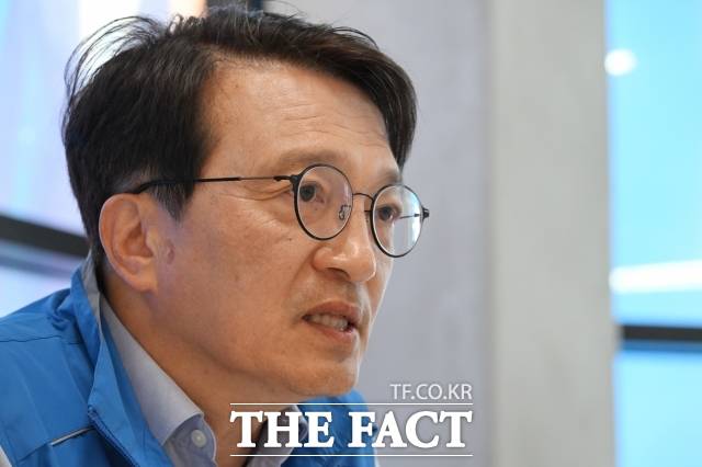 김의겸 더불어민주당 군산·김제·부안갑 국회의원 재보궐선거 후보는 27일 "이제는 결과를 보여줘야 할 시간"이라며 출마 이유를 설명했다. 사진은 김 후보가 27일 오후 전북도 군산 수송동 선거사무소에서 <더팩트>와 인터뷰 하고 있는 모습. /군산=김성렬 기자