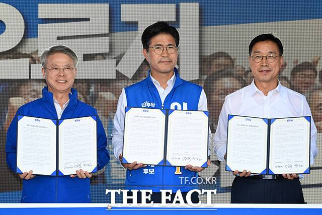 민형배 더불어민주당 전남광주시장 후보와 이원택 전북도지사 후보, 위성곤 제주도지사 후보(왼쪽부터)가 31일 오후 전북 전주시 덕진구 모래내시장에서 전북-전남광주-제주 상생 발전 특별 정책협약식을 마친 뒤 협약서를 들고 기념 촬영을 하고 있다. /전주=김성렬 기자