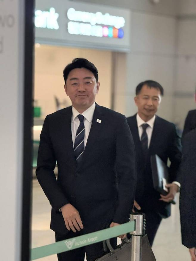 강훈식 대통령비서실장이 31일 이재명 대통령의 전략경제협력 특사 자격으로 캐나다 출장 길에 올랐다.(출처=강훈식 대통령비서실장 페이스북)