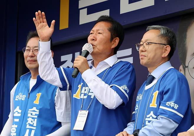 정청래 더불어민주당 대표가 지난 30일 전남 순천시 의료원교차로에서 손훈모 순천시장 후보 지원 유세를 하고 있다. /연합뉴스