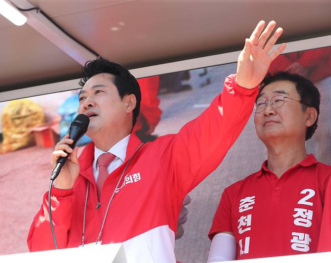 장동혁 국민의힘 대표가 지난 30일 강원 춘천시 공지천사거리에서 정광열 춘천시장 후보 지지를 호소하고 있다. /연합뉴스