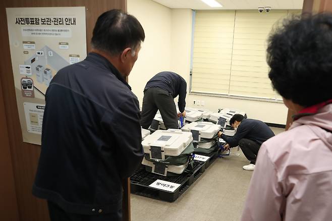 6·3 지방선거 사전 투표가 종료된 30일 오후 대구 서구선거관리위원회의 사전 투표함 보관 장소 앞에서 사전 투표 참관인들이 선관위 관계자들의 투표함 봉함·봉인 과정을 지켜보고 있다. /뉴스1