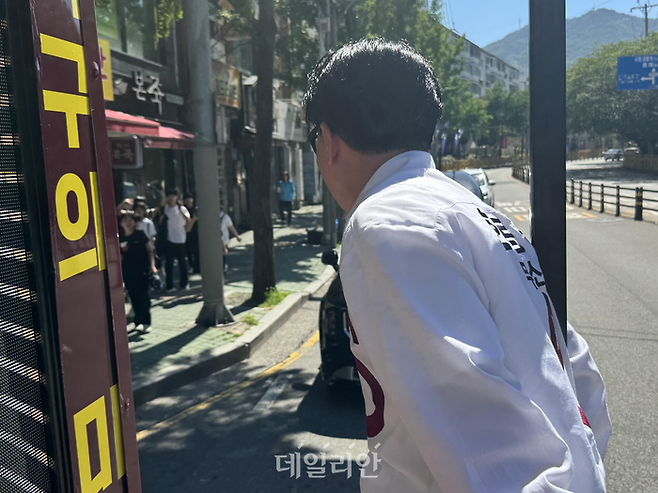 유세차에 탑승한 부산 북구갑 국회의원 보궐선거에 출마한 한동훈 무소속 후보가 30일 부산 북구 권역을 돌던 도중 마주친 학생들과 인사를 나누고 있다. ⓒ데일리안 오수진 기자