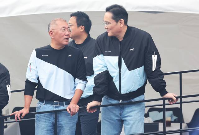 이재용(오른쪽) 삼성전자 회장과 정의선 현대차그룹 회장이2024년 10월 경기 용인 에버랜드 스피드웨이에서 열린 ‘현대 N x 토요타 가주 레이싱 페스티벌’에서 대화하고 있다. 연합뉴스