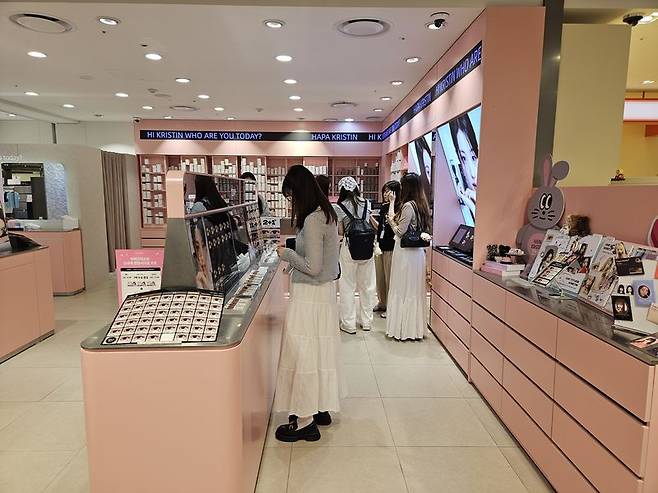 부산 신세계백화점 센텀시티에서 외국인 고객들이 매장을 둘러보고 있다. 사진=이정화 기자