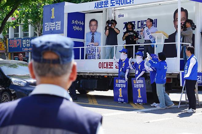 제9회 전국동시지방선거를 사흘 앞둔 31일 김부겸 더불어민주당 후보가 대구 동구 불로전통시장 앞에서 집중 유세를 벌이고 있다. 대구=김재현 기자