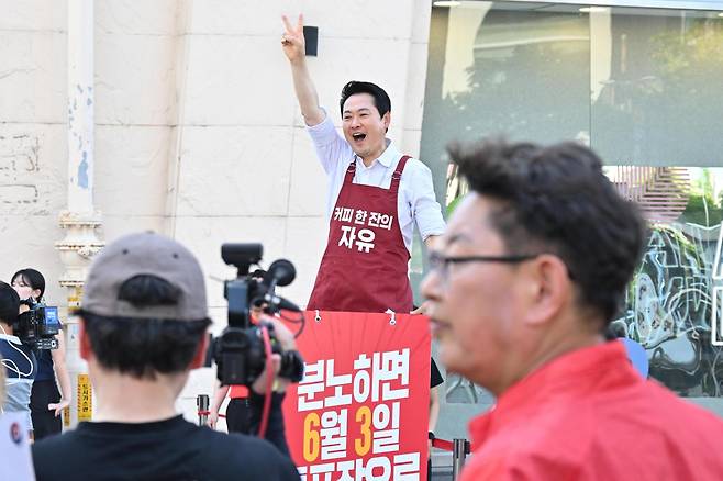 장동혁 국민의힘 대표 겸 상임선거대책위원장이 31일 서울 마포구 경의선 숲길 인근에서 유권자들을 향해 지지를 호소하고 있다. 민경석 기자