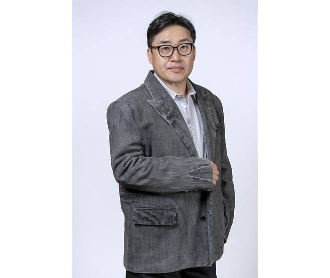 최근 서울 종로구의 한 카페에서 기자와 만난 김성훈 감독은 디즈니플러스 오리지널 시리즈 '골드랜드'와 관련된 다양한 비하인드와 연출 의도를 전했다. '골드랜드'는 밀수 조직의 1,500억 금괴를 손에 넣은 희주(박보영)가 탐욕과 배신이 뒤엉킨 아수라장 속에서 금을 독차지하기 위해 사투를 벌이는 금빛 욕망 생존 스릴러다. 월트디즈니컴퍼니 코리아 제공