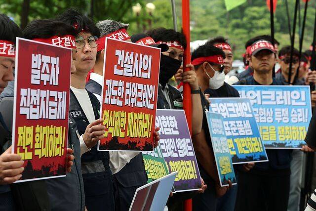 27일 청와대 사랑채 앞에서 양대노총 타워크레인노조 총파업 선포 회견이 열리고 있다. 연합뉴스