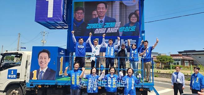 ▲ 우상호 강원도지사 후보가 함명준 고성군수 후보 등과 31일 고성 토성농협 하나로마트 광장에서 합동 유세로 막바지 지지세 확산에 나섰다.