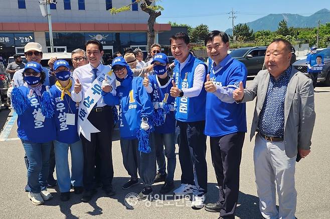 ▲ 우상호 강원도지사 후보가 31일 고성 토성농협 하나로마트 광장에서 함명준 고성군수 후보와 함께 지지자들과 일일이 악수하며 소통에 나섰다.