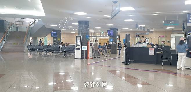26일 경남 창원시 마산의료원 로비에 있는 접수처가 한산하다. 김정훈 기자
