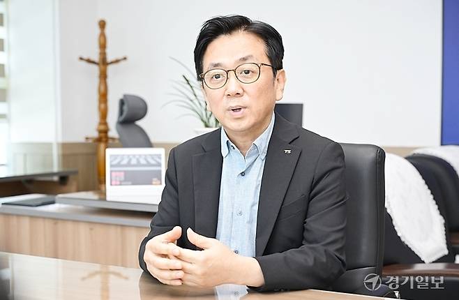 한정헌 한국교통안전공단 경기남부본부장이 경기일보와의 인터뷰에서 교통안전을 위한 정책 성과 등을 설명하고 있다. 홍기웅기자