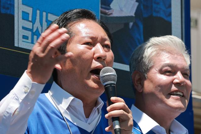 정청래(왼쪽) 더불어민주당 대표가 31일 충남 금산군 금산약초시장 앞 사거리에서 민주당 문정우(오른쪽) 금산군수 후보에 대한 지지를 호소하고 있다. 연합뉴스