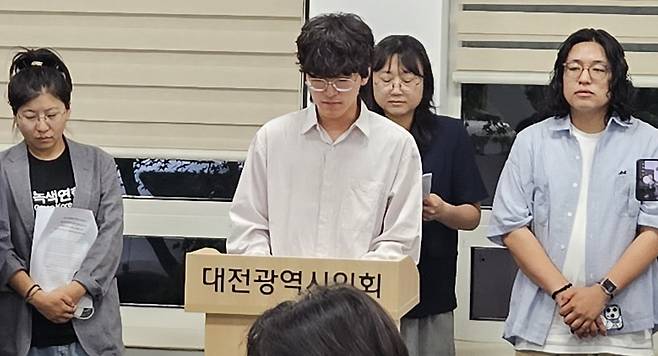 대전참여자치시민연대와 대전여성단체연합, 대전충남녹색연합이 지난 29일 대전시의회에서 기자회견을 열고 대전시장·자치구청장·광역·기초의회 후보자들의 기후·성평등 등 공약을 분석한 결과를 발표하고 있다. 단체 제공