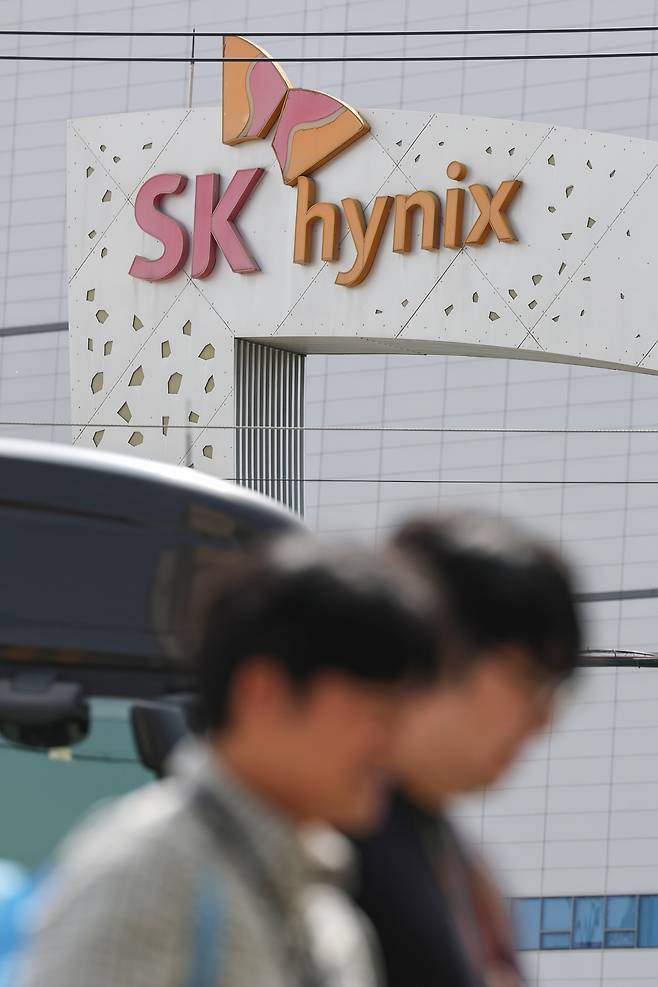 경기도 이천시 SK하이닉스 본사 앞으로 임직원이 걸어가고 있다. 연합뉴스