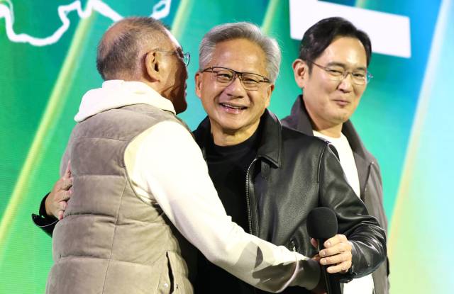 젠슨 황(가운데) 엔비디아 최고경영자(CEO)와 이재용 삼성전자 회장, 정의선 현대차그룹 회장이 지난해 10월 30일 서울 강남구 코엑스에서 열린 엔비디아의 그래픽카드(GPU) ‘지포스’ 출시 25주년 행사에 참석해 있다. 공동취재단