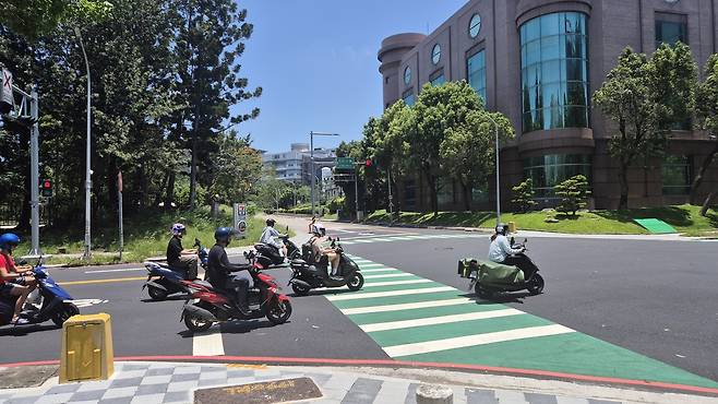31일 대만 신주시 신주과학단지의 TSMC 인근 도로에서 관계자들이 스쿠터를 타고 이동하고 있다. 김윤수 기자