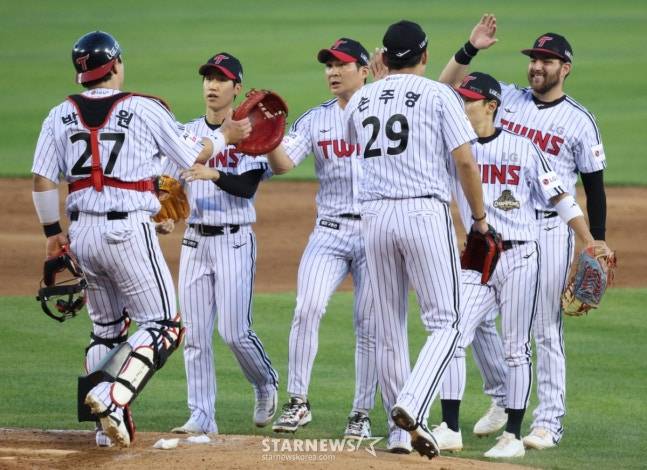 2026 신한 SOL Bank KBO리그 LG 트윈스 대 KIA 타이거즈 경기가 30일 서울 잠실야구장에서 열렸다. 오지환, 오스틴을 비롯한 LG 선수들이 KIA에 3-1로 승리하며 1위를 탈환한 후 기쁨을 나누고 있다. /사진=김진경 대기자