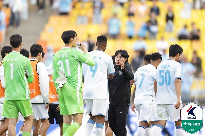 최성용 대구FC 감독과 선수들. /사진=한국프로축구연맹 제공
