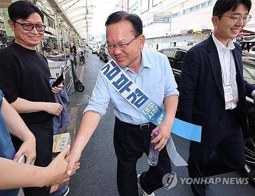 서문시장서 시민과 인사하는 김부겸 (대구=연합뉴스) 김현태 기자 = 더불어민주당 김부겸 대구시장 후보가 30일 오후 대구 서문시장을 찾아 시민들과 인사를 하고 있다. 2026.5.30
mtkht@yna.co.kr