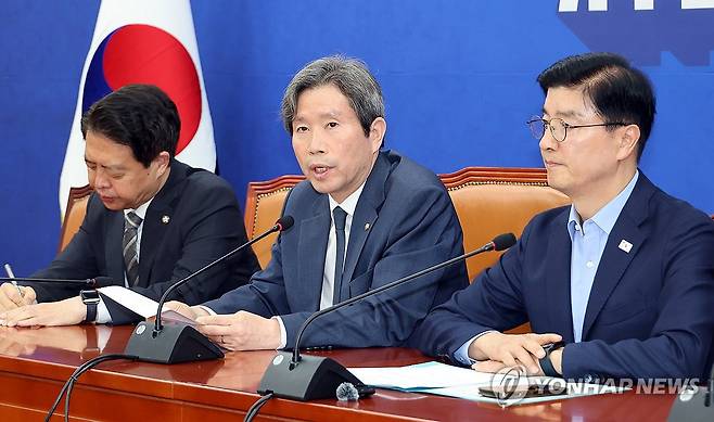 이인영 정원오캠프 상임선대위원장 기자간담회 (서울=연합뉴스) 배재만 기자 = 더불어민주당 정원오 서울시장 후보 캠프 이인영 상임선대위원장이 31일 국회에서 기자간담회를 열고 서울시장 선거 관련한 입장을 밝히고 있다. 왼쪽부터 김영호 공동선대위원장, 이 위원장, 이해식 총괄선대본부장. 2026.5.31 scoop@yna.co.kr