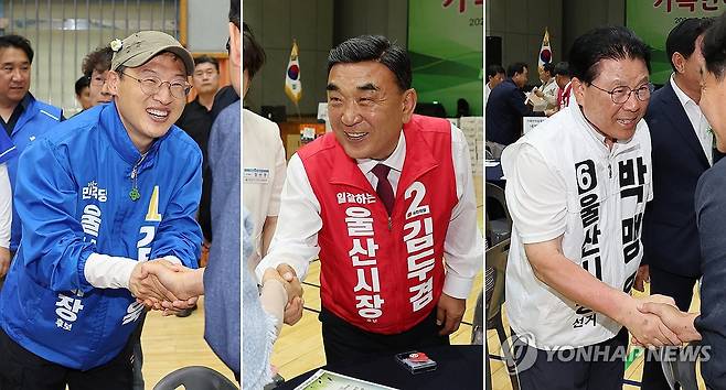 지지 호소하는 울산시장 후보들 (울산=연합뉴스) 김용태 기자 = 6·3 지방선거 울산시장 후보들이 31일 울산시 중구 울산고등학교에서 열린 총동창회 행사에 각각 참석해 시민과 인사하고 있다. 왼쪽부터 더불어민주당 김상욱, 국민의힘 김두겸, 무소속 박맹우 후보. 2026.5.31 yongtae@yna.co.kr