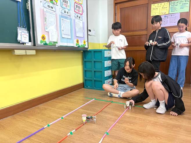 ▲ 수원매화초등학교 학생들이 로봇공학자 체험을 하고 있다./사진제공=수원매화초등학교