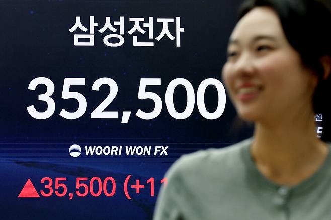 ▲ 삼성전자 시가총액이 장 중 2000조원을 돌파한 1일 서울 중구 우리은행 본점 딜링룸에 삼성전자 주가가 표시돼 있다. 단일 기업의 시총이 2천조원을 넘어선 것은 삼성전자가 처음이다. /연합뉴스