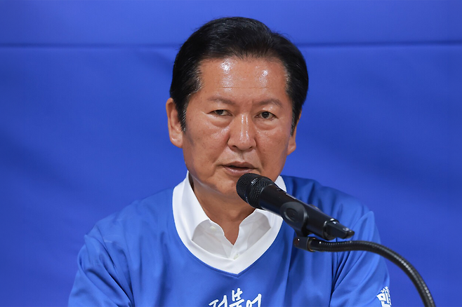 더불어민주당 정청래 총괄상임선거대책위원장이 1일 충남 천안시 민주당 박수현 충남도지사 후보 선거사무소에서 열린 중앙선대위 회의에서 발언하고 있다. 연합뉴스