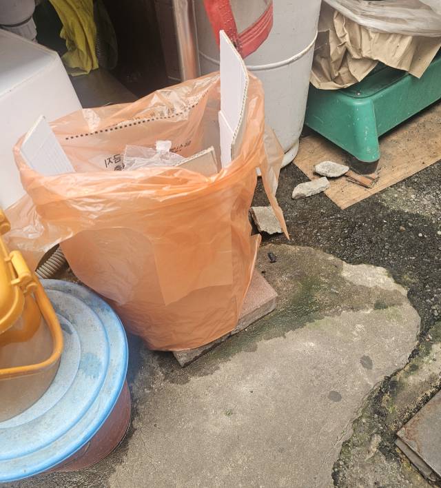 포항 죽도시장의 한 상가에 상인회에서 배포한 주황색 쓰레기봉투가 놓여 있다. 신동우 기자