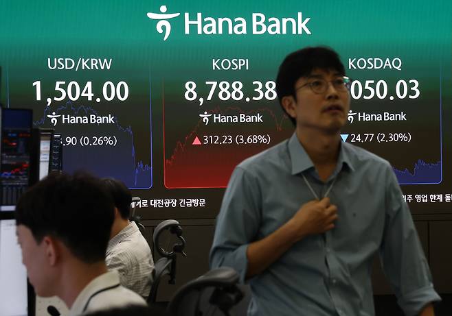 코스피가 전장보다 312.23포인트(3.68%) 오른 8,788.38에 장을 마치며 종가 기준 사상 최고치를 경신한 1일 서울 하나은행 본점 딜링룸에서 딜러들이 업무를 보고 있다.(연합뉴스)