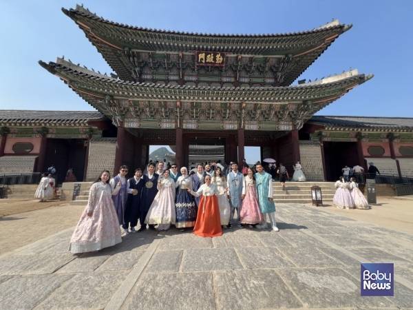 지난 5월 청소년 글로벌 역량 강화사업으로 초청된 튀르키예 대표단이 한복 체험을 하고 있다. ⓒ한국청소년활동진흥원