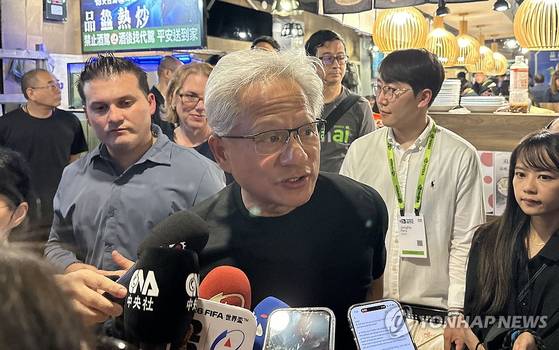 젠슨 황 엔비디아 최고경영자(CEO)가 1일(현지시간) 대만 타이베이의 한 식당에서 열린 한국 기업과의 만찬 행사 '코리아 파트너 나이트' 자리에서 한국 등 글로벌 취재진과 인터뷰를 하고 있다. 〈사진=공동취재단/ 연합뉴스〉