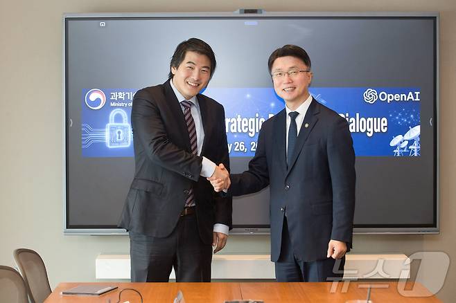류제명 과학기술정보통신부 제2차관이 26일 서울 영등포구 여의도 ThreeIFC 회의실에서 제이슨 권 오픈AI CSO를 만나 AI 보안위협 대응 등 협력방안을 논의하기 전 기념촬영을 하고 있다. (과학기술정보통신부 제공. 재판매 및 DB 금지)