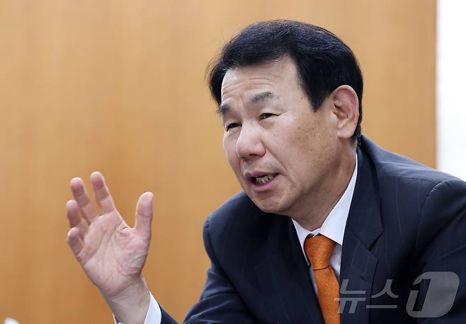 정은보 한국거래소 이사장이 지난 19일 서울 영등포구 여의도 한국거래소에서 뉴스1과 인터뷰를 하고 있다. 그는 "현재 가계 자산 구성이 일본과 비슷한 방향성을 보이고 있는 한국도 약 20년 후에는 가계 자산에서 부동산과 금융자산의 구성 비율이 완전히 역전될 것"이라고 말했다.ⓒ 뉴스1 김성진 기자
